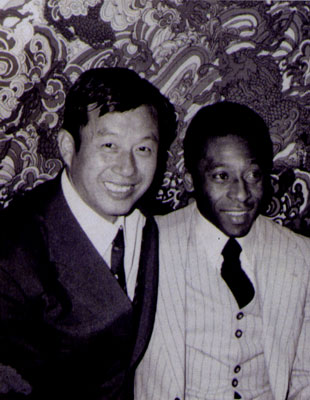 1977年。张宏根曾与贝利(右)有过会面,前者带队与贝利所在的宇宙队进行了一场比赛。 1977年。张宏根曾与贝利(右)有过会面,前者带队与贝利所在的宇宙队进行了一场比赛。