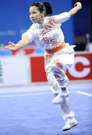图文-亚运会武术女子长拳决赛 明亮的衣服很显