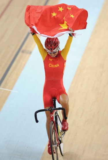 图文-自行车女子记分赛刘馨夺冠 挥舞着五星红