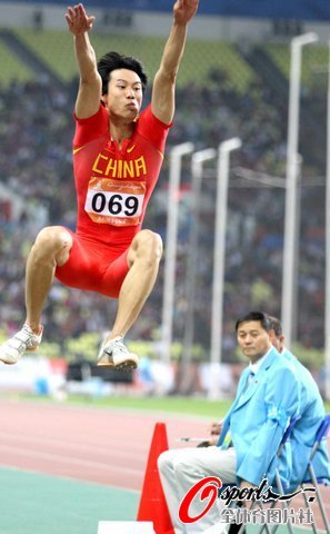 图文-亚运男子跳远赛况 苏雄锋超级蛙式起跳_
