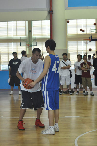 图文-阿联助阵青少年篮球训练营 场上指导小球