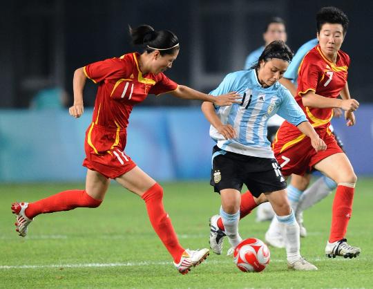 圖文-[女足]中國2-0阿根廷 浦瑋嚴防對手進攻