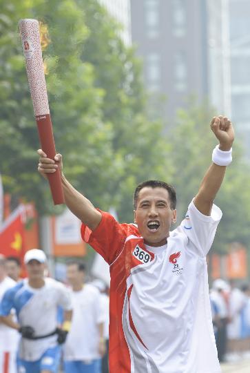 北京奥运火炬手图片