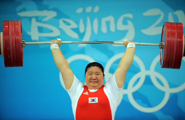 在刚刚结束的北京奥运会举重女子75公斤以上级决赛中,韩国选手张美兰