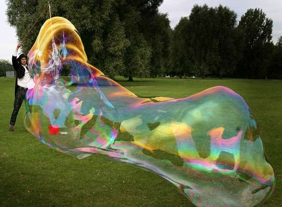 英国男子吹出6米长世界最大肥皂泡(图)