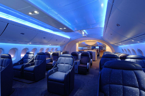 787为你带来了更湿润洁净的舱内空气,更宽敞的客舱和座椅,动态可调的