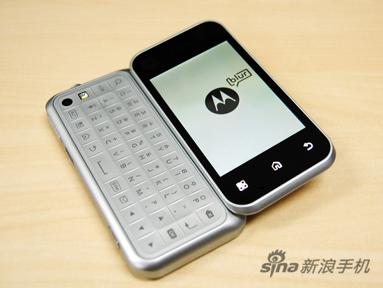 后空翻造型配blur界面 摩托罗拉me600图赏_手机_科技时代_新浪网