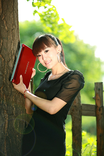 多彩夏日东芝笔记本美女外拍欣赏3