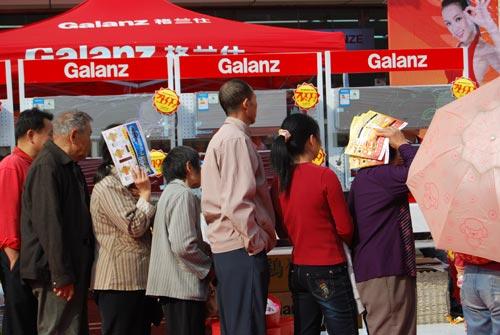 顶着太阳排队抢购