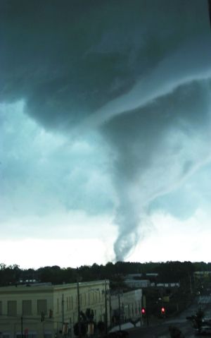 科学家认为汽车增多会诱发无云龙卷风图