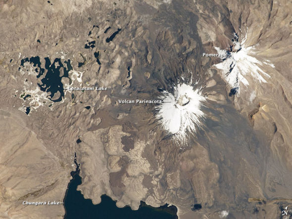 和尤耶亚科火山一样,帕里纳科塔火山也有显著的熔岩流和岩屑崩落