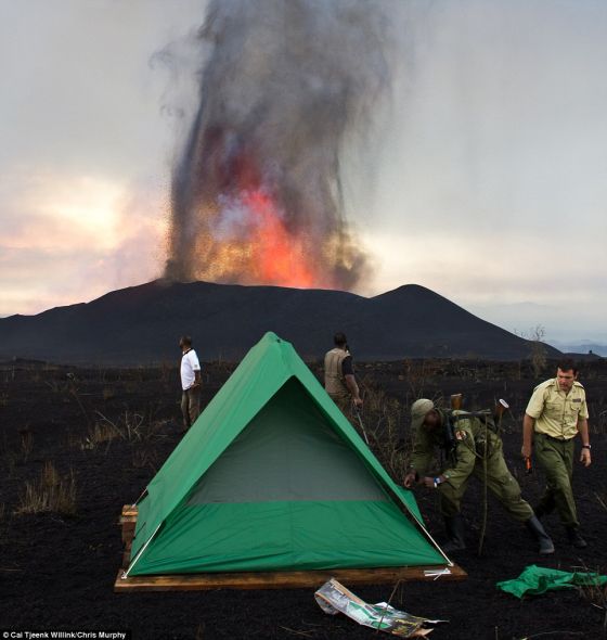 這些徒步旅行者還能在維龍加國家公園搭設帳篷,用來觀察火山爆發場面