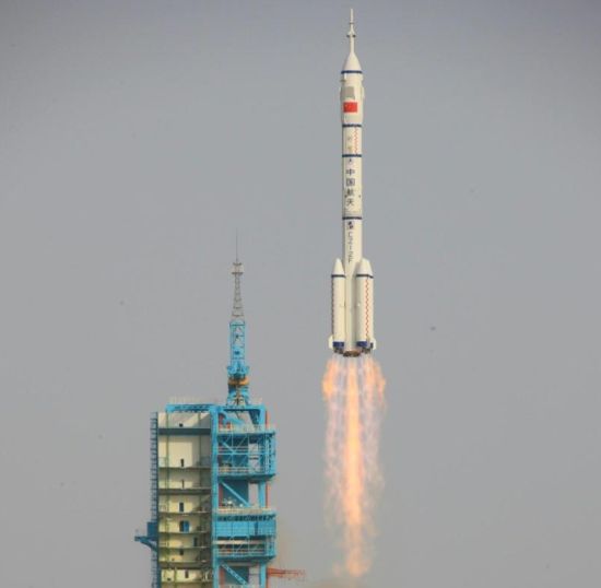 神舟九号发射成功 刘洋成中国首位飞天女性_科学探索_科技时代_新浪网