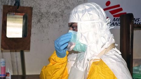准备对一名当地的埃博拉病毒感染者进行治疗