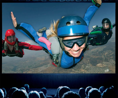 观众只需佩戴专业3d眼镜,就能够欣赏到比2d电影更加逼真,震撼的3d画面