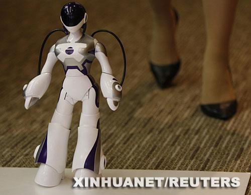 这种机器人具有女性的体形,不仅会走路,还会跳舞和与人亲吻.