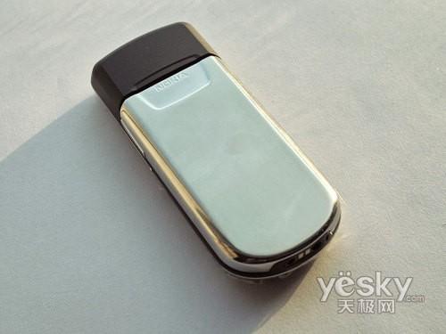 图为:诺基亚 8800 手机