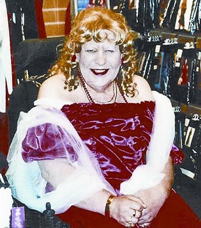 英75岁老爷爷变老奶奶成英年纪最大变性人图