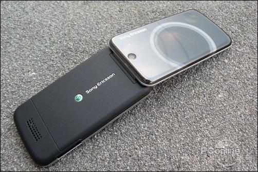 外观方面,索尼爱立信t707在外形方面采用越来越少见的翻盖造型,机身