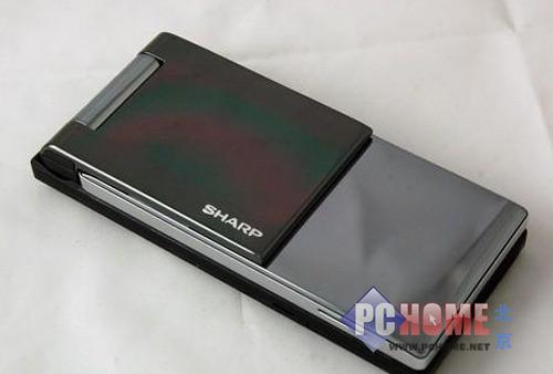 同样延续了夏普手机一贯的可90度旋转的屏幕设计,翻盖打开较为修长