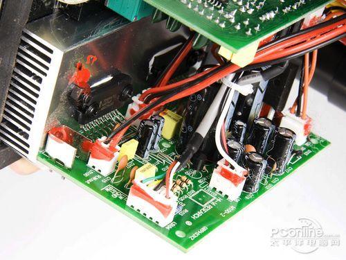 变压器方面,惠威m100采用了一个方牛,与d1080mkii类似.