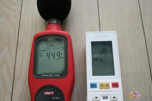 我们采用了专门的噪音测试仪对空调不同风速的出风口噪音,室内噪音