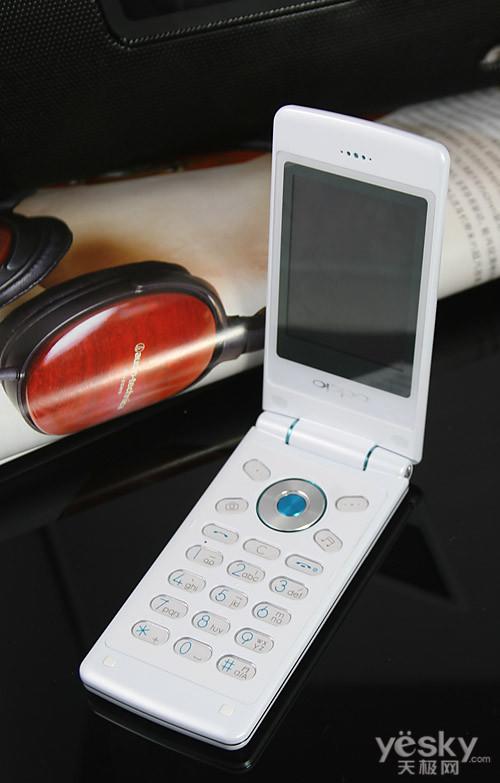 同其系列的其他产品一样,oppo u521采用的是时尚的翻盖设计,比起其的