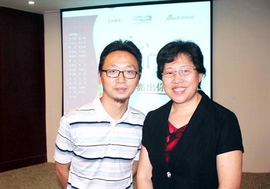 图为主持人申音和天语手机董事长荣秀丽合影 (techweb配图)