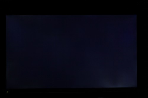 纯黑色画面下,还是可以看出在边缘上有漏光的情况产生.