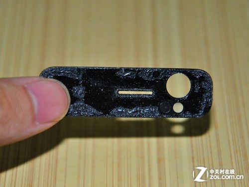 最终察觉到玄机在摄像头后盖部位有两颗螺丝来固定机身