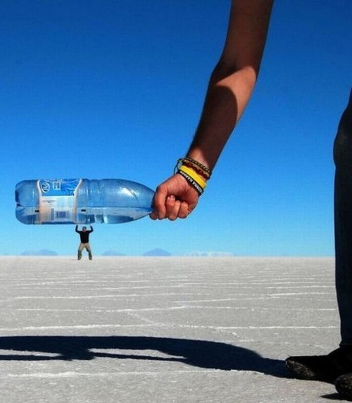 别出心裁的借位艺术搞笑创意摄影图赏