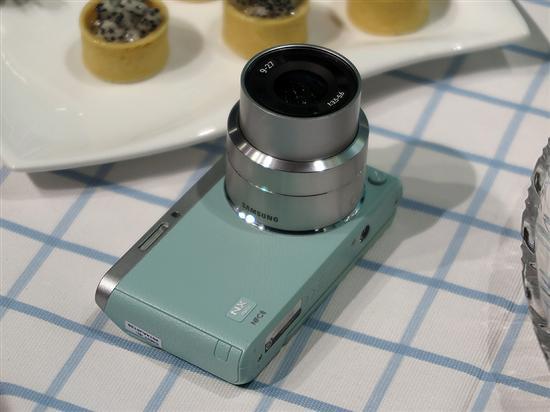 可自拍的最薄微单 三星nxmini真机图赏