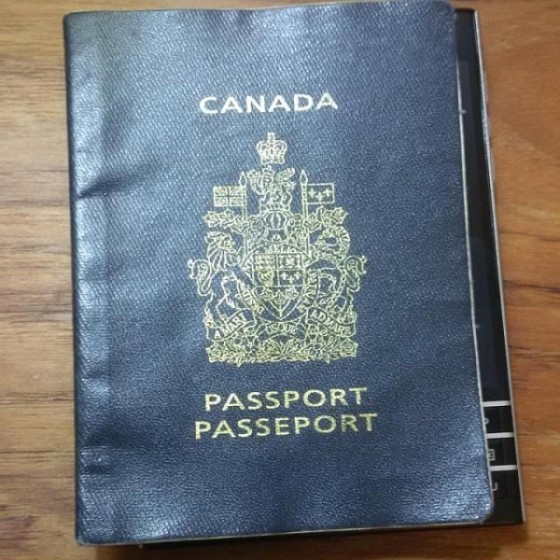 另类对比黑莓passport手机与护照尺寸相同