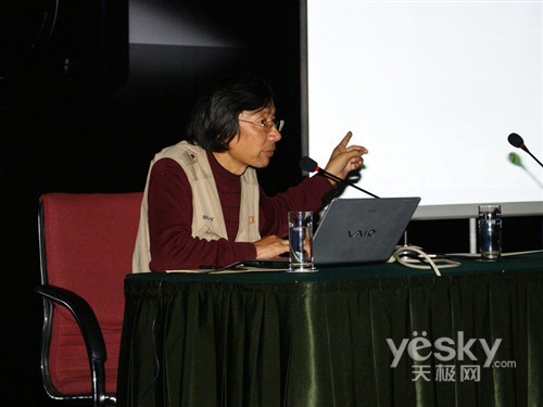 讲座中的周海翔老师