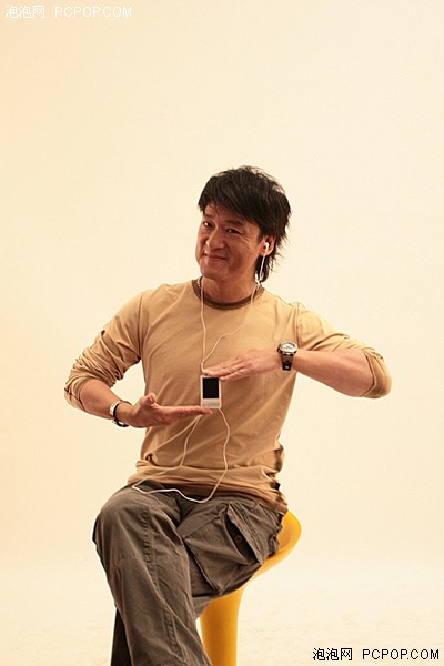 演绎新男人 周华健新广告片造型外泄
