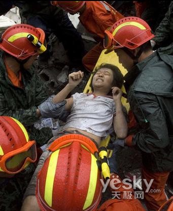 12四川汶川大地震-心手相连的人们