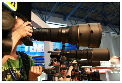 重型大炮惊爆眼球 北京摄影器材展牛头大阅兵