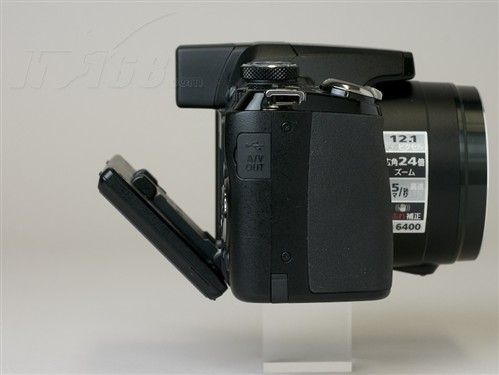 外观上,尼康p90相对于p80更加硬朗,整体机身也更加饱满,镜头筒径也