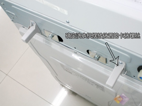 洗衣机背后的卡位螺丝在操作面板的设计上,这款三洋xqg55