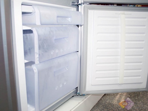 容声bcdd-232ymb的变温室的温幅在10度到-7度之间,冷藏温度和冷冻