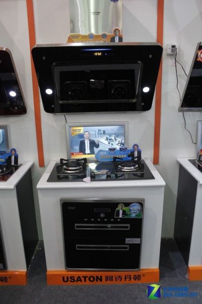 阿诗丹顿展示烟灶,消毒柜