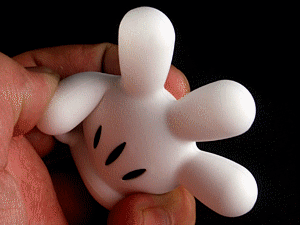 米奇手指可随意扳动威刚"米奇手套"优盘实体采用优质橡胶材质,触摸顺