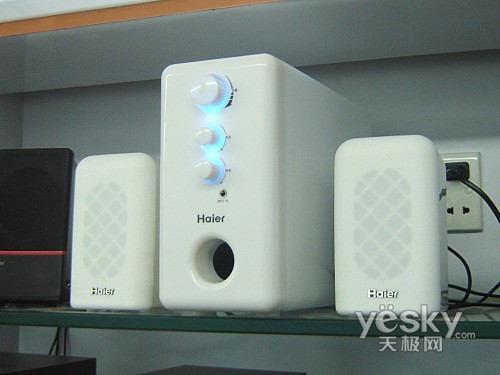 海尔h200海尔h200在外观上采用了纯白色设计,手工木箱贴皮,搭配圆润的