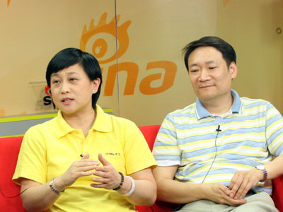 图为乐友创始人首席执行官胡超(左)与乐友创始人首席运营官龚定宇.