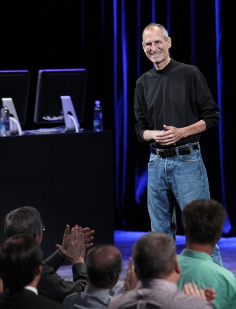 发布会专题 > 正文  面对全场观众长达3分钟的鼓掌致意,乔布斯笑称"我