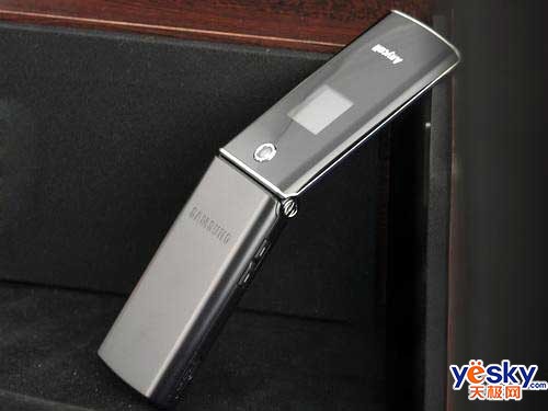 实用精灵三星折叠手机e218魅惑价1599元