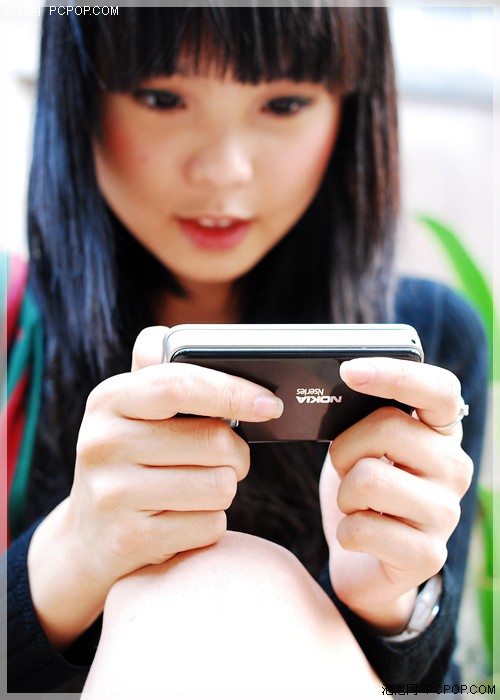 玩乐n次代 8gb诺基亚n81与小美女共赏(5)_手机_科技时代_新浪网