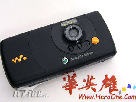 索尼爱立信w810沿用了索尼爱立信手机一贯的直板设计,在外观色彩上