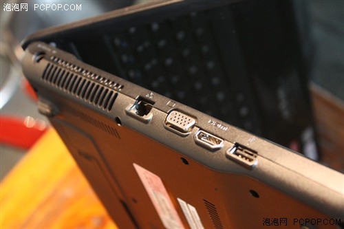 索尼ee37笔记本的散热器设计在了左侧远端,而像rj45网络接口