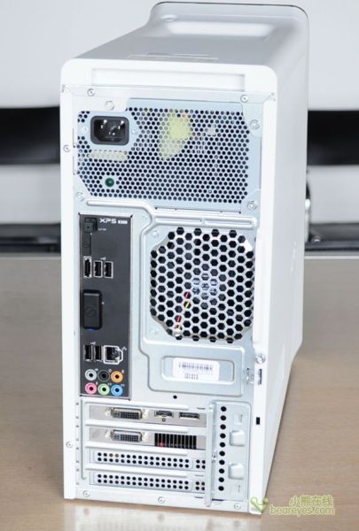 xps8300背部出风口的网状设计分布非常之多,而在实际